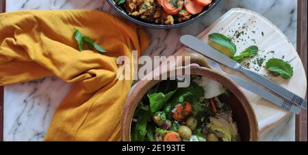 Bol à salade avec carottes, olives et œufs de tofu Banque D'Images
