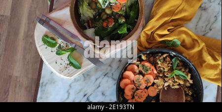 Bol à salade avec carottes, olives et œufs de tofu Banque D'Images