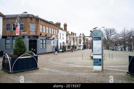 Crawley Royaume-Uni 5 janvier 2021 - Crawley High Street dans le centre-ville qui est calme aujourd'hui après les dernières restrictions COVID-19 verrouillage pour l'Angleterre ont été annoncées hier par le Premier ministre Boris Johnson . La ville de Crawley, dans l'ouest du Sussex, a l'une des plus fortes en hausse dans les cas du Sud-est et son économie souffre également gravement en raison de sa proximité de l'aéroport de Gatwick : crédit Simon Dack / Alay Live News Banque D'Images