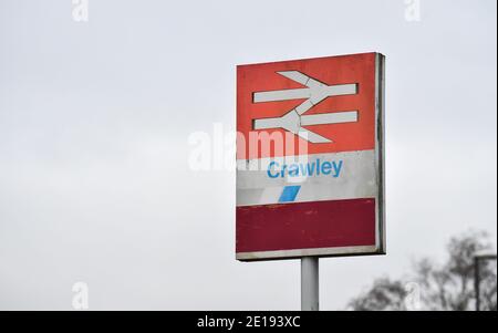 Crawley Royaume-Uni 5 janvier 2021 - Crawley Railway Station dans le centre-ville qui est calme aujourd'hui après les dernières restrictions COVID-19 verrouillage pour l'Angleterre ont été annoncées hier par le Premier ministre Boris Johnson . La ville de Crawley, dans l'ouest du Sussex, a l'une des plus fortes en hausse dans les cas du Sud-est et son économie souffre également gravement en raison de sa proximité de l'aéroport de Gatwick : crédit Simon Dack / Alay Live News Banque D'Images