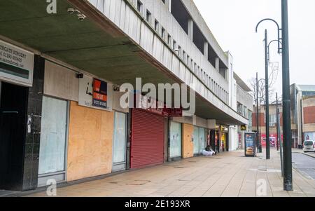 Crawley Royaume-Uni 5 janvier 2021 - embarqué dans des magasins et des entreprises dans le centre-ville de Crawley qui est calme aujourd'hui après les dernières restrictions de confinement de la COVID-19 pour l'Angleterre ont été annoncées hier par le Premier ministre Boris Johnson . La ville de Crawley, dans l'ouest du Sussex, a l'une des plus fortes en hausse dans les cas du Sud-est et son économie souffre également gravement en raison de sa proximité de l'aéroport de Gatwick : crédit Simon Dack / Alay Live News Banque D'Images