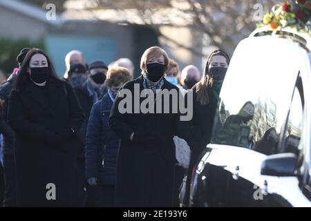 Bernadette Sands McKevitt (au centre), l'épouse de l'ancien vrai chef de l'IRA Michael McKevitt, marche derrière son cortège funéraire en traversant Blackrock, Co Louth. Banque D'Images