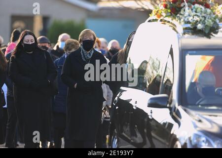 Bernadette Sands McKevitt (deuxième à gauche), l'épouse de l'ancien vrai dirigeant de l'IRA Michael McKevitt, marche derrière son cortège funéraire en passant par Blackrock, Co Louth. Banque D'Images