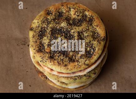 Un tas de zaatar manakish, le petit déjeuner libanais traditionnel. Banque D'Images