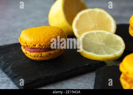 biscuits macaroni au citron jaune sur fond gris Banque D'Images