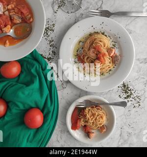 Spaghetti de saumon et de tomates rouges Banque D'Images