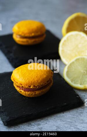 biscuits macaroni au citron jaune sur fond gris Banque D'Images