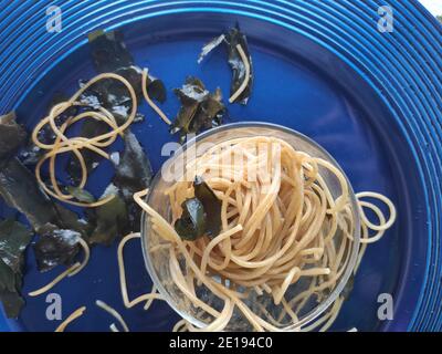 Spaghetti d'algues kombu dans une assiette bleue Banque D'Images