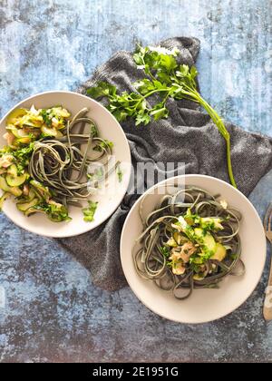 Pâtes linguine italiennes aux courgettes et au saumon Banque D'Images