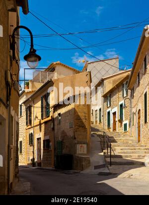 Maisons espagnoles typiques dans une rue vide de Port de Soller un village sur la côte nord de Majorque dans Les Iles Baléares méditerranéennes de l'Espagne Banque D'Images
