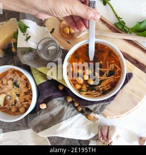 Bol à soupe aux pois chiches et aux pâtes Banque D'Images