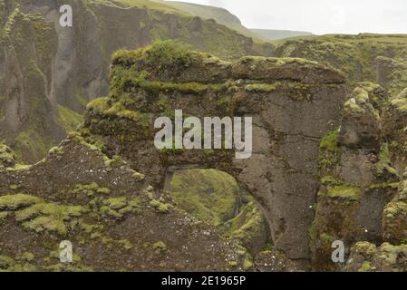 Fjaðrárgljúfur ( Fjadrargljufur ) canyon fluvial dans le sud de l'Islande Banque D'Images