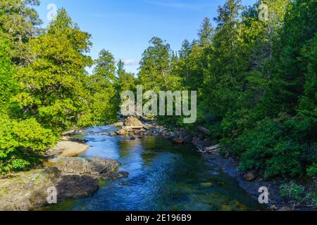 Vue de la rivière Sainte-Anne-du-Nord, dans le Parc National de la Gaspésie, Gaspésie, Québec, Canada Banque D'Images