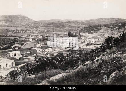 Photographie du XIXe siècle : Nazareth du Nord-Ouest, de Francis Frith, 1857. Nazareth est une ville en Israël avec une histoire biblique. Dans la vieille ville, la basilique de l'Annonciation est, certains croient, où l'ange Gabriel a dit à Marie qu'elle porterait un enfant. On dit que l’église Saint-Joseph est le site de l’atelier de menuiserie de Joseph. L'église de la Synagogue souterraine est reputée où Jésus a étudié et prié. Nazareth Village, un musée en plein air, reconstruit la vie quotidienne à l’époque de Jésus. Banque D'Images