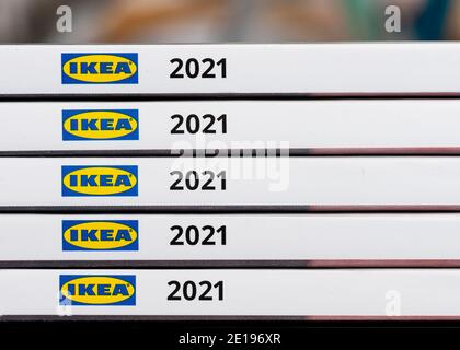 Les catalogues papier de la nouvelle édition IKEA 2021 se rapprochent de la pile La dernière version imprimée publiée par le ménage suédois et détaillant de meubles Banque D'Images