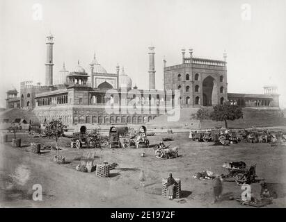 Charrettes du XIXe siècle à l'extérieur de la mosquée Jama Masjid, Delhi, Inde. Banque D'Images