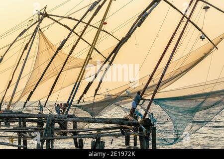 Cochin, Kerala - 1er février 2020 : filet de pêche chinois au coucher du soleil à fort Kochi, Kerala, Inde. Banque D'Images