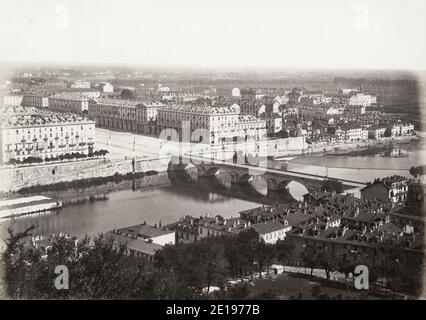 Photographie vintage du 19th siècle : vue panoramique de Turin, Turin, Italie, prise à travers le Pô, vers 1870. Banque D'Images