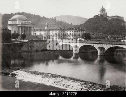 19th Century Vintage photographie: 19th Century Vintage photographie: Vue panoramique de Turin, Turin, Italie, prise à travers la rivière po, vers 1870. Banque D'Images