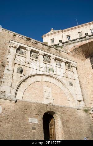 Italie, Ombrie: Pérouse. Porta Marzia, porte étrusque à l'entrée de la Rocca Paolina Banque D'Images