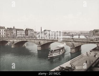 Photographie vintage du 19th siècle : Liège, Belgique Pont des Arches, bateau de loisirs passant sous le pont. Banque D'Images