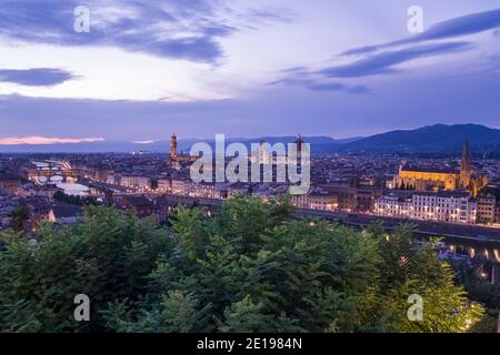 Italie, Toscane: Florence (Florence en italien). La ville à la tombée de la nuit. Vue d'ensemble du palais ÒPalazzo VecchioÓ, la cathédrale de Santa Maria del Fiore, Banque D'Images