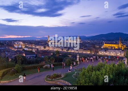 Italie, Toscane: Florence (Florence en italien). La ville à la tombée de la nuit. Vue d'ensemble du palais "Palazzo Vecchio", de la cathédrale de Santa Maria del Fiore, Banque D'Images