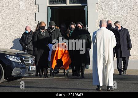 Bernadette Sands McKevitt (à gauche), épouse de l'ancien vrai dirigeant de l'IRA Michael McKevitt, escorte son cercueil de l'église à la suite d'une messe funéraire à Blackrock, Co Louth. Banque D'Images