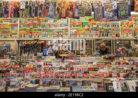 Palerme, Italie - 9 mars 2020: Kiosque à journaux avec des imprimés italiens frais à Palerme, Sicile, Italie Banque D'Images