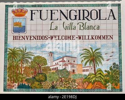 Bienvenue panneau en céramique panneau en tuiles piquante entrée de la ville de Fuengirola, le long de l'autoroute N340, Costa del sol, Malaga, Andalousie, Espagne Banque D'Images