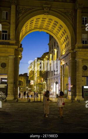 Italie, Toscane: Florence (Florence en italien). Place Piazza della Repubblica la nuit Banque D'Images