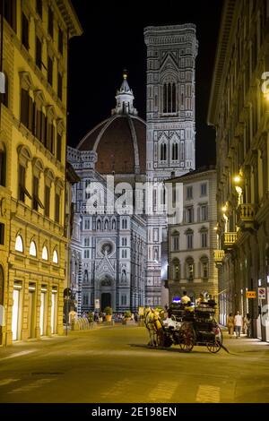 Italie, Toscane: Florence (Florence en italien). Vue nocturne de la cathédrale de Santa Maria del Fiore et du Campanile de Giotto. Banque D'Images