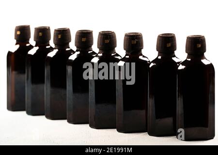 plusieurs bouteilles en verre ambré pour cosmétiques, médecine naturelle, huiles essentielles ou autres liquides isolés sur fond blanc, vue de dessus Banque D'Images