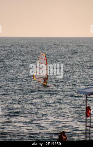 Planche à voile sur la mer Noire en été Banque D'Images