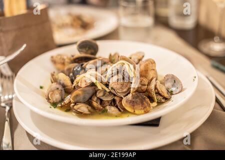 Palourdes de vongole cuites à la vapeur dans une sauce au vin blanc Banque D'Images