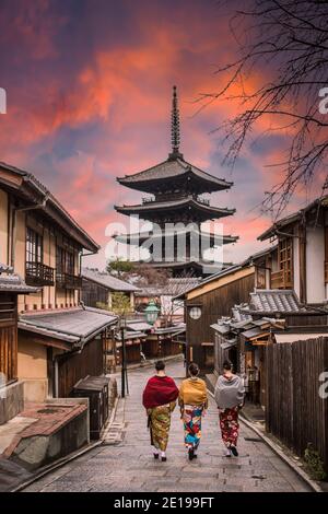 (Attention sélective) trois femmes non identifiées portant un kimono marchent sur le chemin menant au temple Kiyomizu-dera Banque D'Images