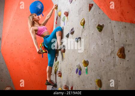 Gymnase d'escalade. Jeune femme Climber Bouldering. Sport extrême et escalade en intérieur Banque D'Images