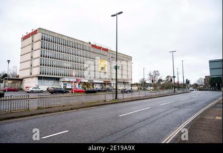 Crawley Royaume-Uni 5 janvier 2021 - le centre-ville et la gare de Crawley sont calmes aujourd'hui après que les dernières restrictions de confinement de la COVID-19 pour l'Angleterre ont été annoncées hier par le Premier ministre Boris Johnson . La ville de Crawley, dans l'ouest du Sussex, a l'une des plus fortes en hausse dans les cas du Sud-est et son économie souffre également gravement en raison de sa proximité de l'aéroport de Gatwick : crédit Simon Dack / Alay Live News Banque D'Images