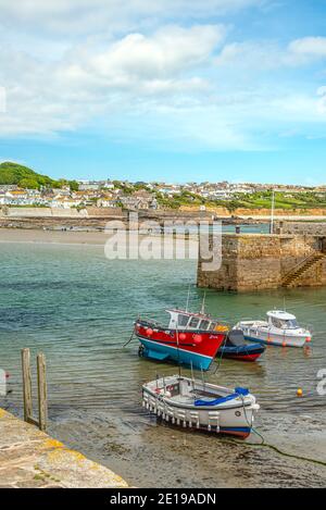 Port de pêche de St Michaels Mount avec Marazion en arrière-plan, Cornouailles, Angleterre Banque D'Images