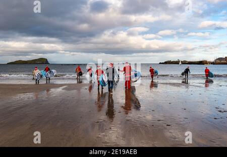 Événement caritatif communautaire : paddle Boarders en costumes de Santa, North Berwick, East Lothian, Écosse, Royaume-Uni Banque D'Images