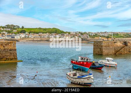 Port de pêche de St Michaels Mount avec Marazion en arrière-plan, Cornouailles, Angleterre Banque D'Images