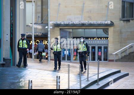 Glasgow, Écosse, Royaume-Uni. 5 janvier 2021. Photo : les policiers écossais arborant un viz élevé font une présence très visible pour imposer le verrouillage. Glasgow City centre a l'air vide et déserté pendant le premier jour, l'Écosse est mis dans un autre confinement. À 00 h 01 ce matin, l'Écosse a été mise dans un nouveau confinement, conformément au discours du Premier ministre écossais à 14 h, hier. Seuls les voyages essentiels sont autorisés, comme aller au travail et faire du shopping et de l'exercice, à part que tout le monde doit rester dans sa maison. Crédit : Colin Fisher/Alay Live News Banque D'Images