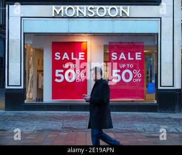 Glasgow, Écosse, Royaume-Uni. 5 janvier 2021. Photo : la boutique Monsoon de Buchanan Street reste fermée. Glasgow City centre a l'air vide et déserté pendant le premier jour, l'Écosse est mis dans un autre confinement. À 00 h 01 ce matin, l'Écosse a été mise dans un nouveau confinement, conformément au discours du Premier ministre écossais à 14 h, hier. Seuls les voyages essentiels sont autorisés, comme aller au travail et faire du shopping et de l'exercice, à part que tout le monde doit rester dans sa maison. Crédit : Colin Fisher/Alay Live News Banque D'Images