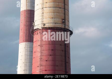 Gros plan des cheminées industrielles en briques anciennes par la mine de charbon de Katowice. Arrière-plan industriel abstrait. Réchauffement de la planète, émissions de CO2, problèmes liés à l'énergie du charbon. Banque D'Images