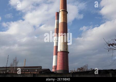 Paysage industriel avec deux cheminées industrielles rouges et blanches. Mine de charbon à Katowice, Pologne. Banque D'Images