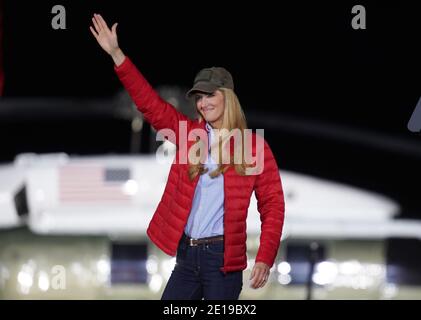 Dalton, États-Unis. 04e janvier 2021. Le sénateur républicain de Géorgie et la candidate Kelly Loeffler à l'aéroport régional de Dalton pour un rassemblement républicain pour les sénateurs de Géorgie Kelly Loeffler et David Perdue à Dalton, en Géorgie, le lundi 4 janvier 2021. Photo de Tami Chappell/UPI crédit: UPI/Alay Live News Banque D'Images
