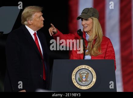 Dalton, États-Unis. 04e janvier 2021. Le président Donald Trump se tient derrière le sénateur républicain de Géorgie Kelly Loeffler à l'aéroport régional de Dalton pour un rassemblement républicain pour les sénateurs de Géorgie Kelly Loeffler et David Perdue à Dalton, en Géorgie, le lundi 4 janvier 2021. Photo de Tami Chappell/UPI crédit: UPI/Alay Live News Banque D'Images