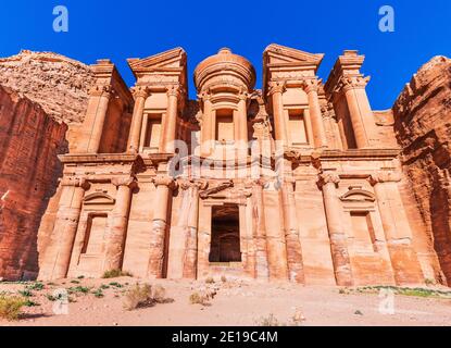 Petra, Jordanie. El Deir (le monastère) à Pétra, la capitale de l'ancien Royaume nabatéen. Banque D'Images