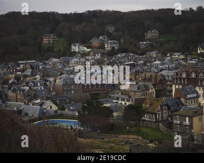 Vue panoramique sur les bâtiments historiques traditionnels en briques de la vieille ville d'Etretat Octeville sur Mer le Havre, Seine Maritime Normandie France Europe Banque D'Images