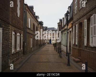 Bâtiments historiques traditionnels en briques maisons dans une rue étroite typique d'Etretat Octeville sur Mer le Havre, Seine Maritime Normandie France Europe Banque D'Images